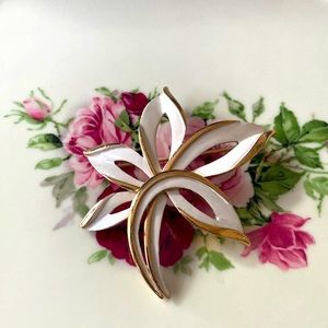 Trifari gold tone and enamel brooch. Vintage. Crown Trifari.